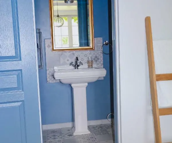 לינה וארוחת בוקר La Douce Folie Saint-Julien-le-Faucon