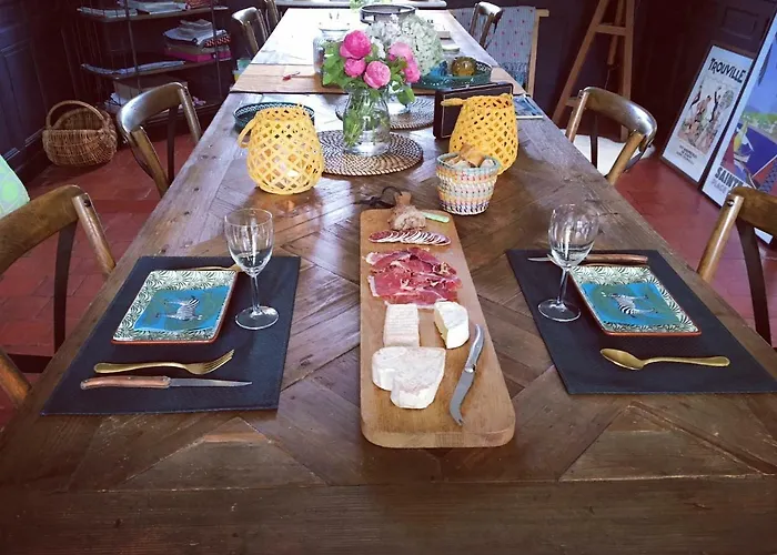 לינה וארוחת בוקר La Douce Folie Saint-Julien-le-Faucon